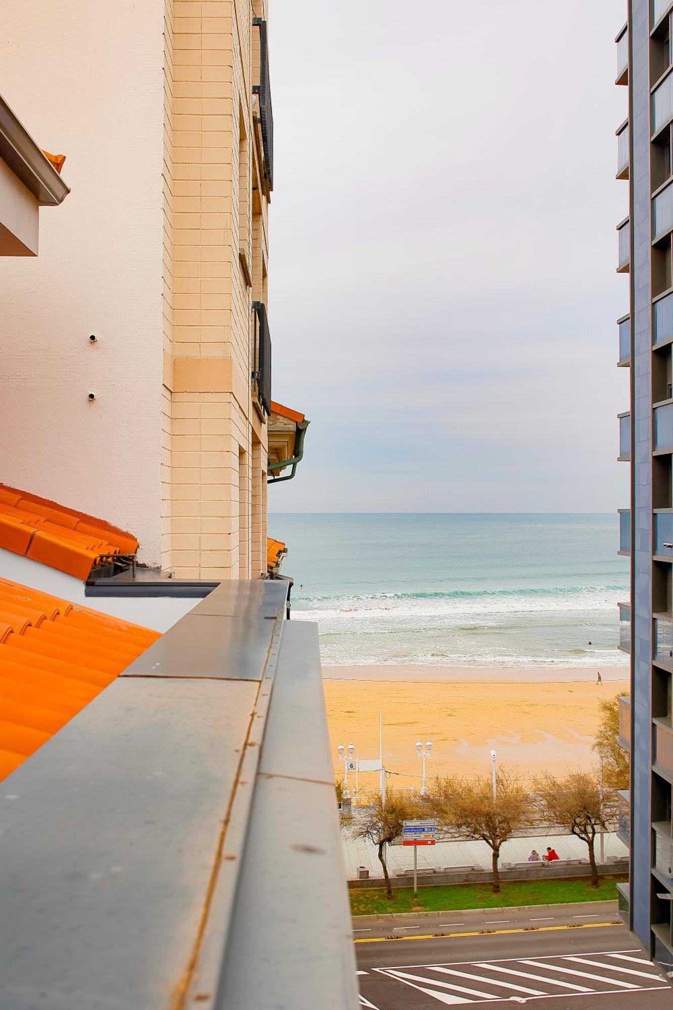 Atico Con Terraza En Playa De San Lorenzo Хихон Екстериор снимка