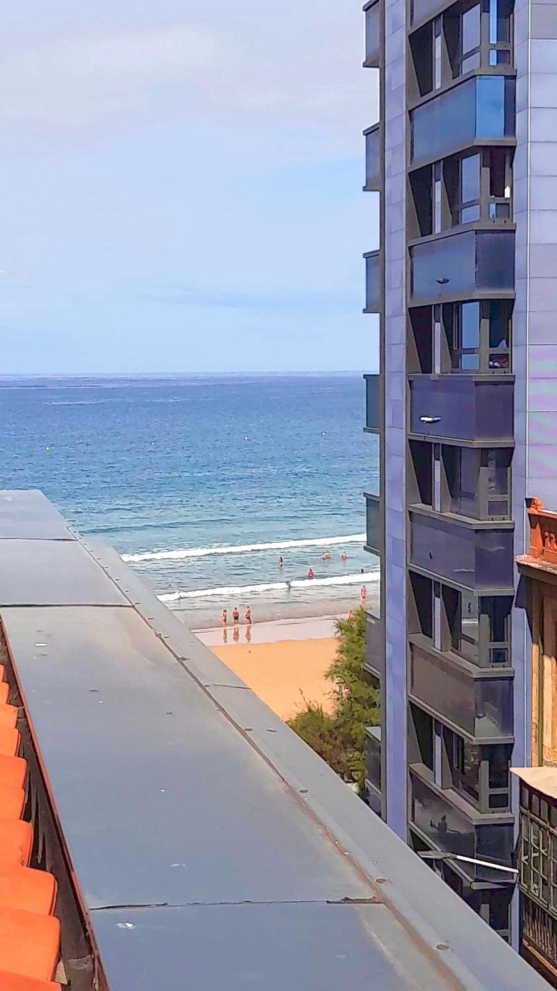 Atico Con Terraza En Playa De San Lorenzo Хихон Екстериор снимка